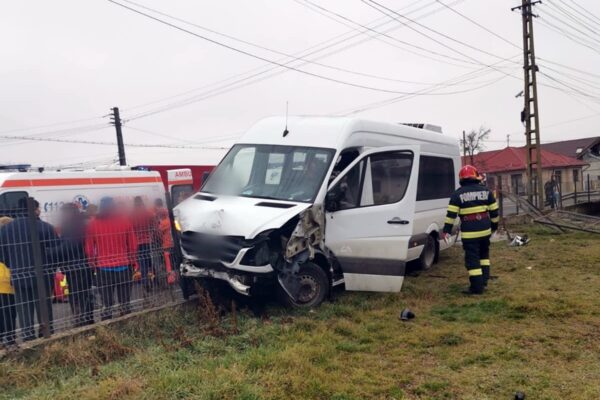 Șoferul unui microbuz care a comis un accident a fost imobilizat de pasageri. Există suspiciuni că era drogat