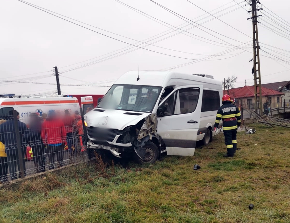 Șoferul unui microbuz care a comis un accident a fost imobilizat de pasageri. Există suspiciuni că era drogat