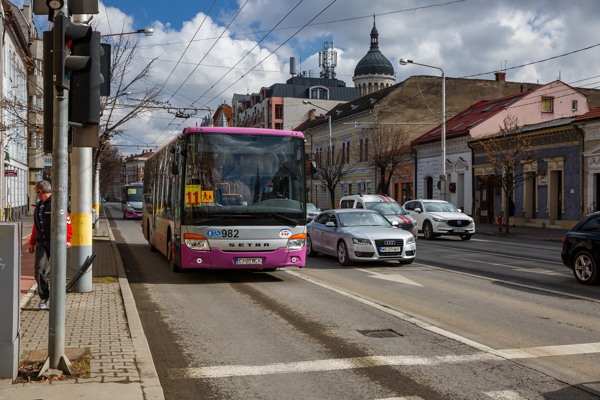 Veste bună pentru elevii clujeni. Au revenit autobuzele școlare