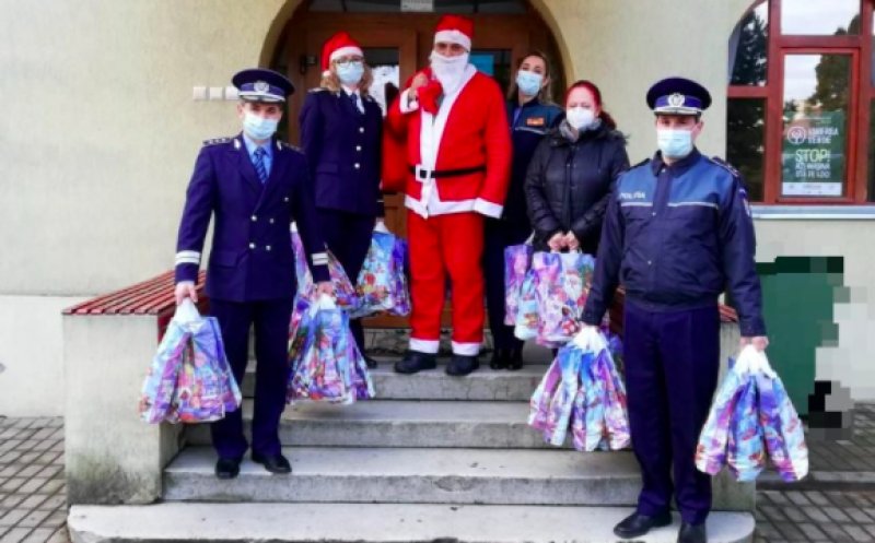 Polițiștii clujeni au împărțit cadouri copiilor dintr-o școală specială