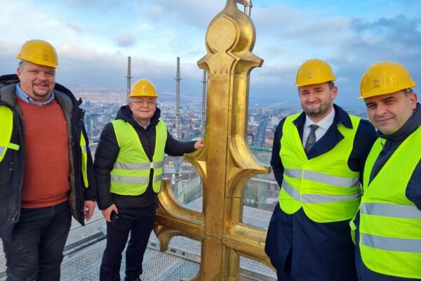 Emil Boc a făcut un lucru pe care 99.9 la sută din clujeni nu îl vor face vreodată. Cum arată ”crucea din aur” văzută de la un metru