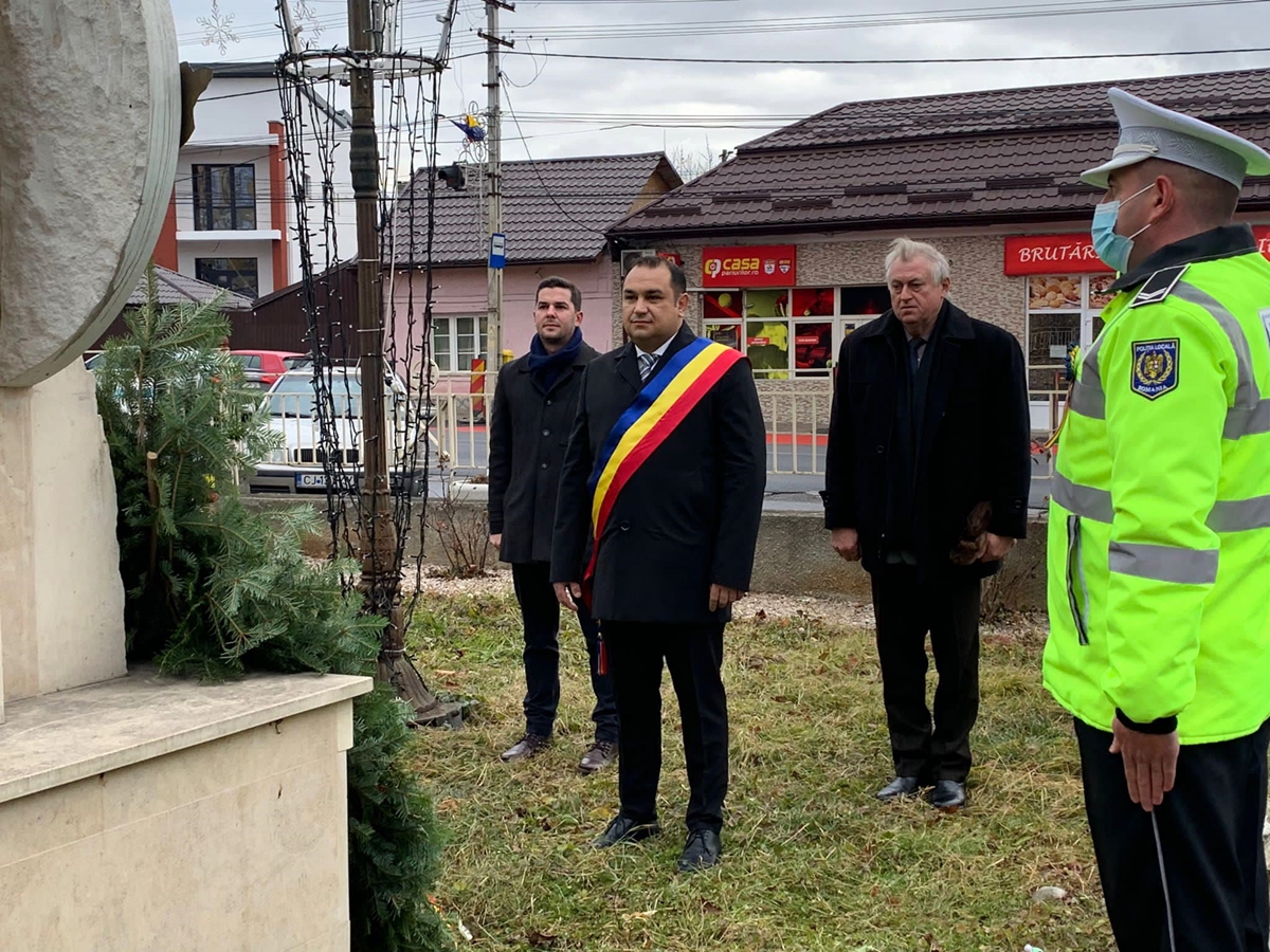 Cheltuieli de zeci de mii de euro pentru iluminatul de Crăciun. Primăria din Gilău acuzată că a dublat prețurile de la un an la altul