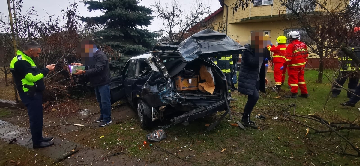 Accident în Cluj Napoca. S-au trezit cu mașina în curtea unei case