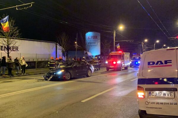 Accident în cursul nopții pe Traian Vuia. Un BMW și un Audi participau la o cursă ilegală, celebrele ”liniuțe”