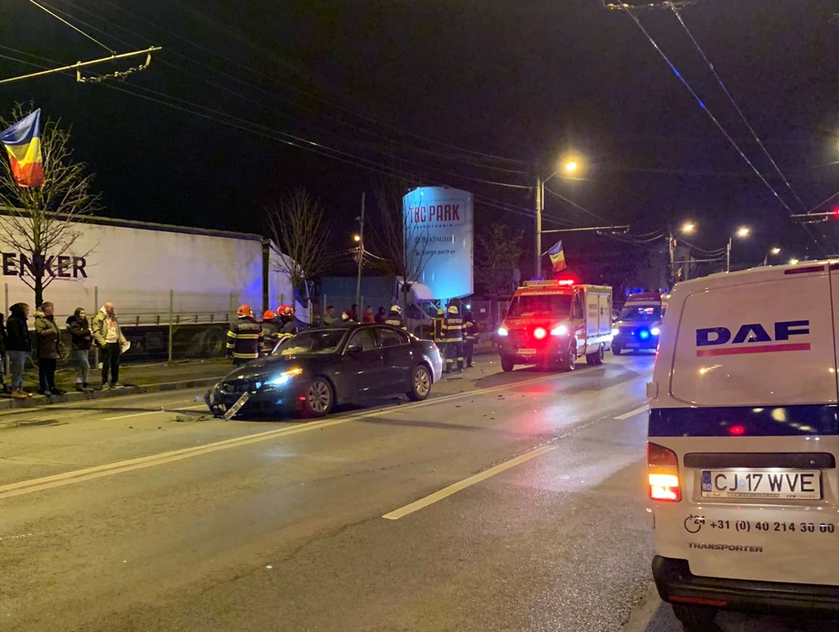 Accident în cursul nopții pe Traian Vuia. Un BMW și un Audi participau la o cursă ilegală, celebrele ”liniuțe”