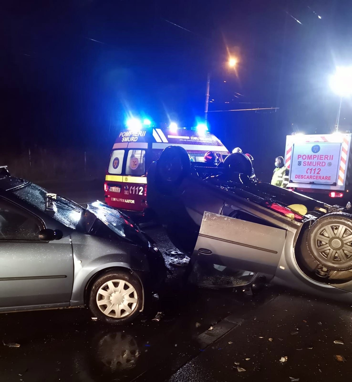 Accident grav pe Bulevardul Muncii! Un autoturism s-a răsturnat în urma impactului