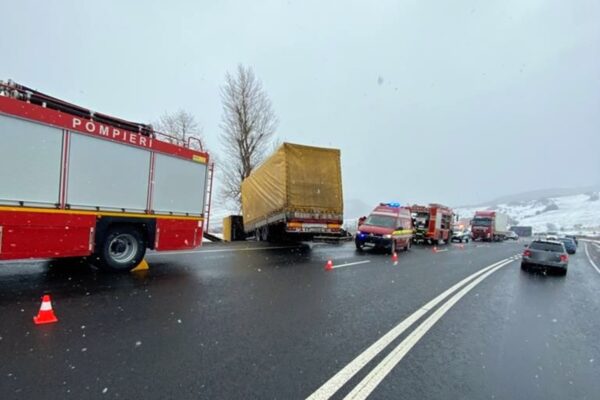 Trafic îngreunat pe DN 1, în apropiere de Huedin. Un autocamion a alunecat într-o râpă