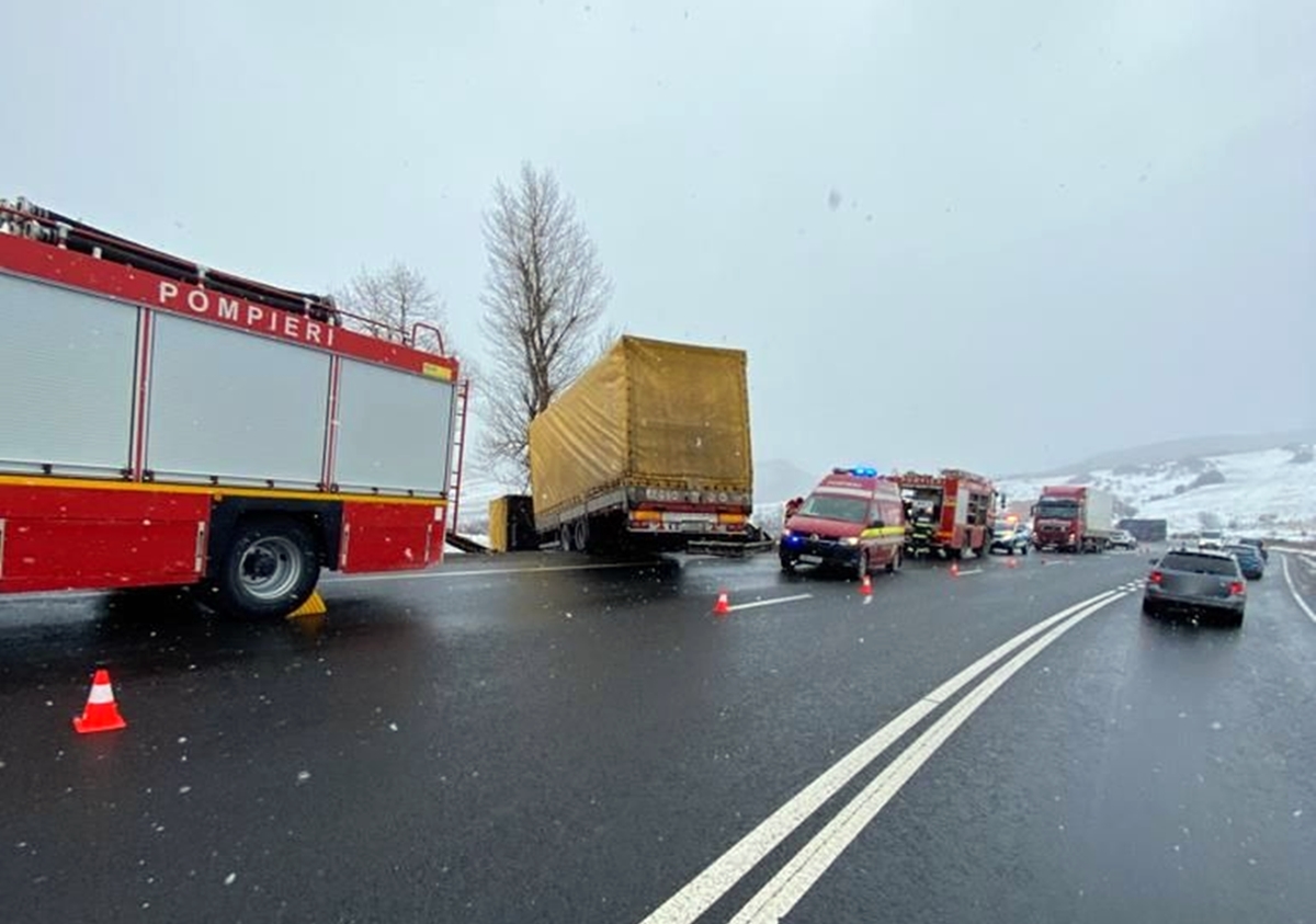 Trafic îngreunat pe DN 1, în apropiere de Huedin. Un autocamion a alunecat într-o râpă