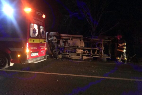 Accident la Sfântul Ion. Un camion s-a răsturnat în afara drumului