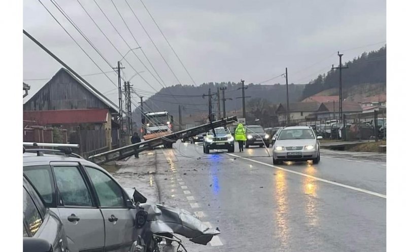 ACCIDENT la Nădășelu. O mașină a doborât un stâlp
