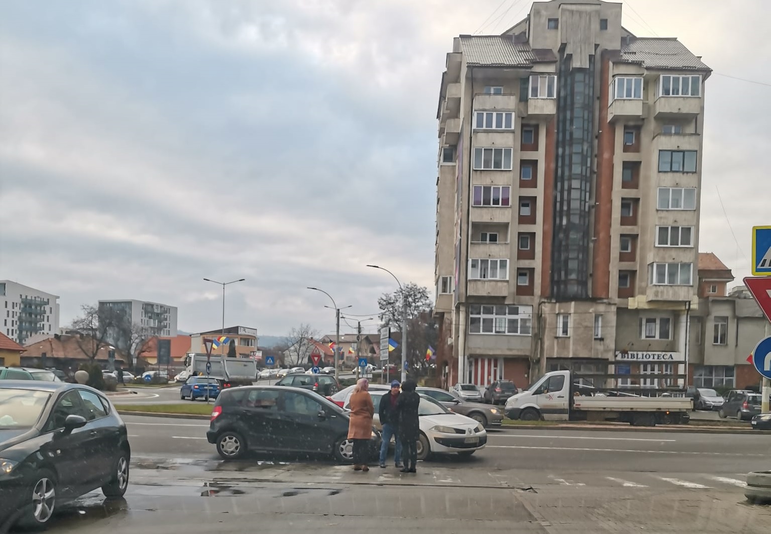 Accident între două mașini în Zorilor, la intrare în Sigma