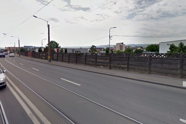 Boc vrea blocuri de nouă etaje pe un drum unde zilnic au loc ambuteiaje uriașe. Primarul a făcut pe avocatul unui puternic dezvoltator imobiliar