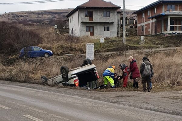 Accident la Chinteni! S-a răsturnat cu mașina într-un șanț