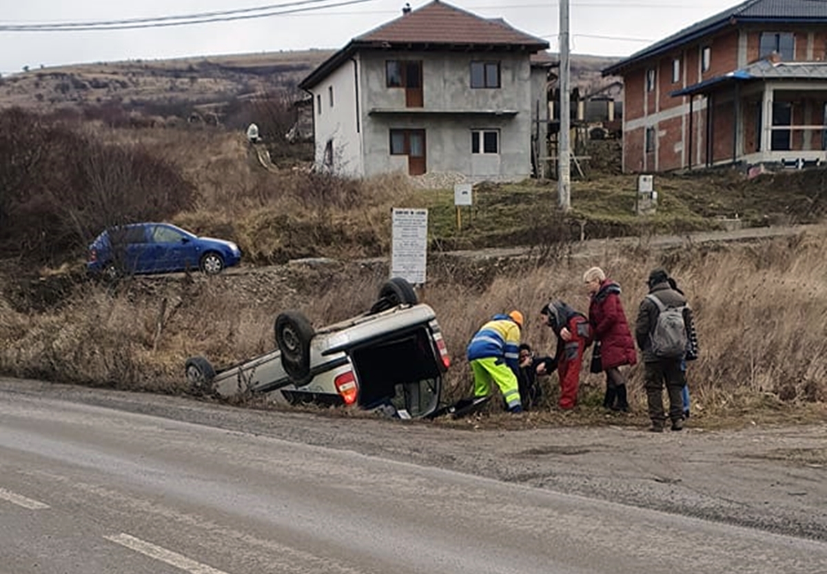 Accident la Chinteni! S-a răsturnat cu mașina într-un șanț