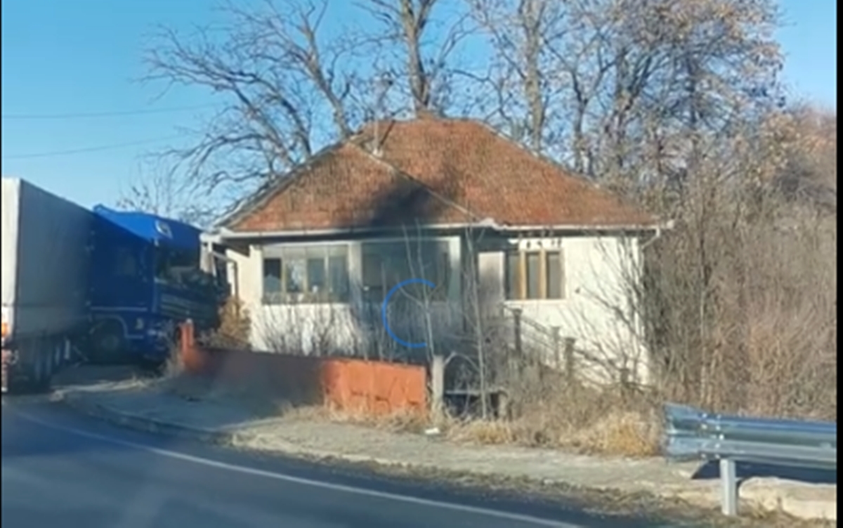 Accident grav la Păniceni, lângă Huedin. Un autotren a paralizat circulația pe DN1