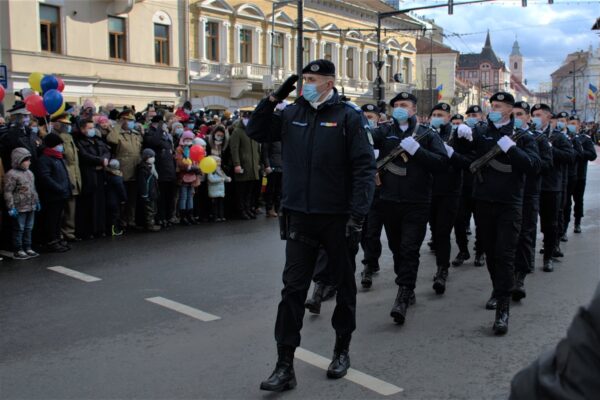 Explicația penibilă a Jandarmeriei Cluj după ce au defilat cu un pluton de strânsură. ”Nu au auzit toba” VIDEO