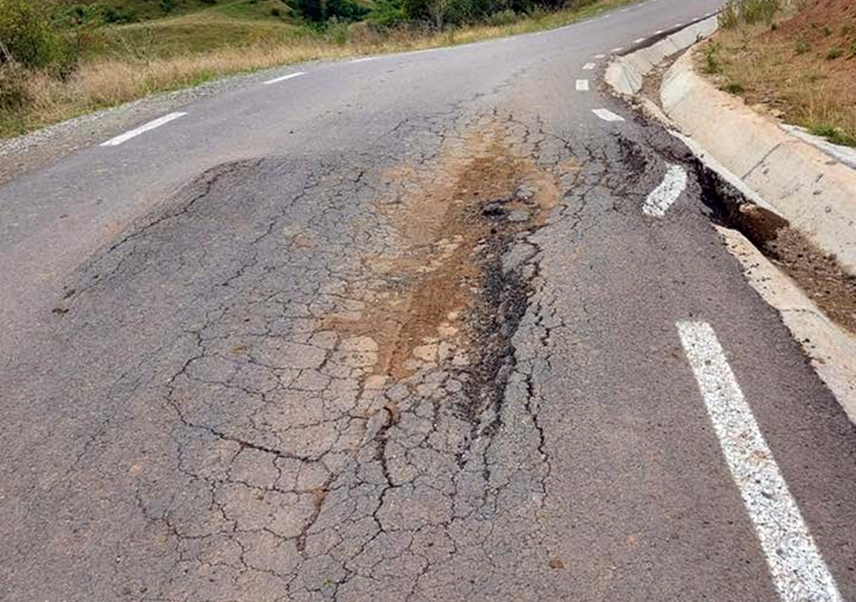 Primăria din Huedin își bate joc de banii publici. Un drum care a costat două milioane de euro arată după câteva luni ca după un bombardament. Ce ”vrăji” au fost făcute