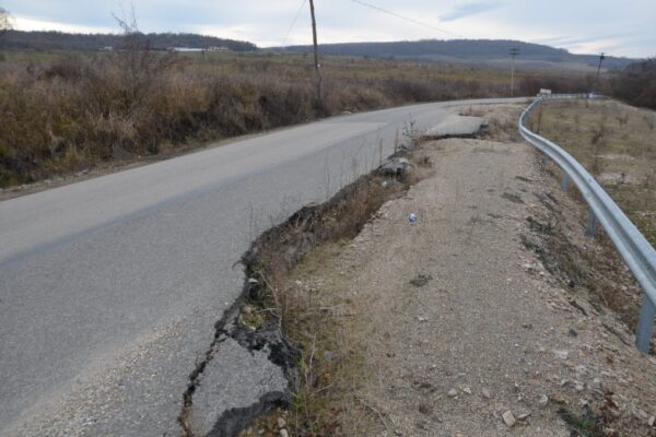 Clujenii sunt revoltați că de 15 ani un drum județean din Cluj arată ca după bombardamente