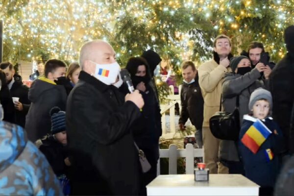 Lumina Crăciunului nu este în ”țarcul lui Boc”. Mii de copii din Cluj Napoca nu pot intra la Târgul de Crăciun și sunt ținuți cu forța dincolo de garduri