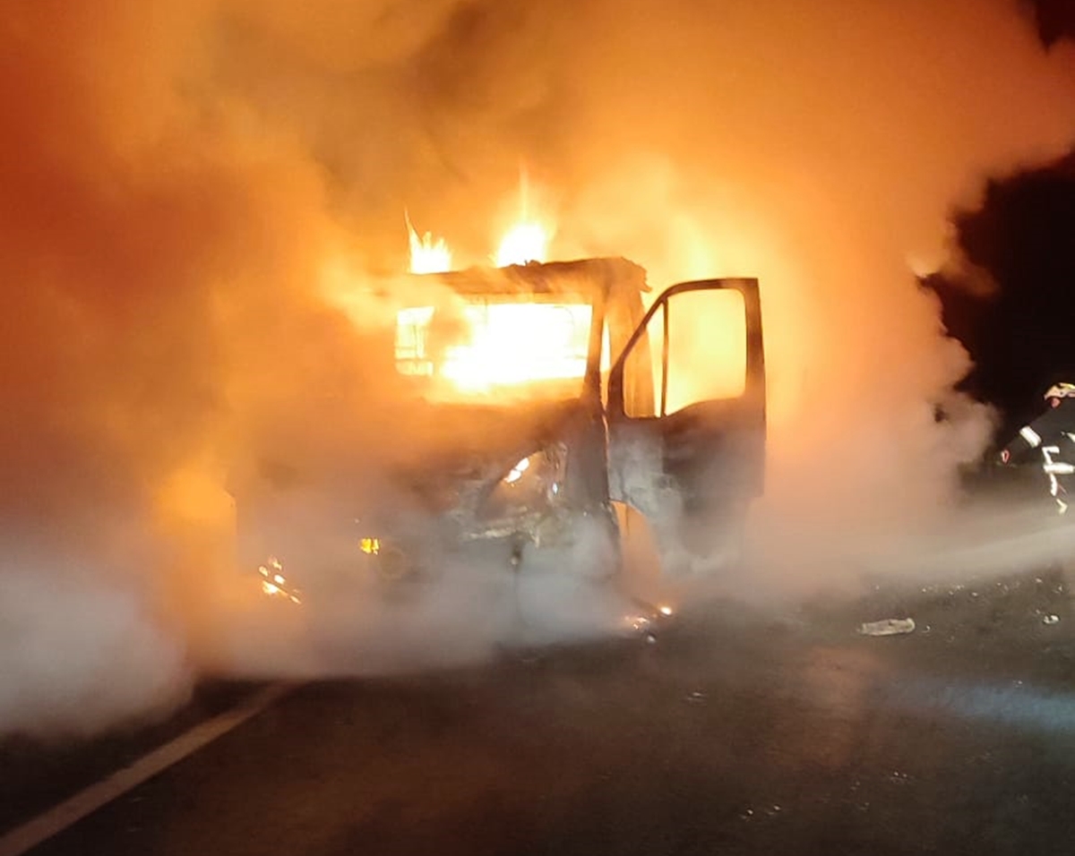 Incendiu pe șoseaua de centură a Clujului. O autoutilitară a ars complet