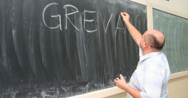 Profesorii se pregătesc de referendum pentru a decide dacă intră în grevă generală