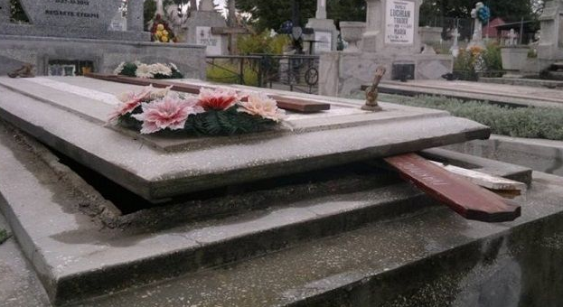 Mai multe morminte au fost profanate la Huedin. Hoții au căutat dinți de aur și bijuterii