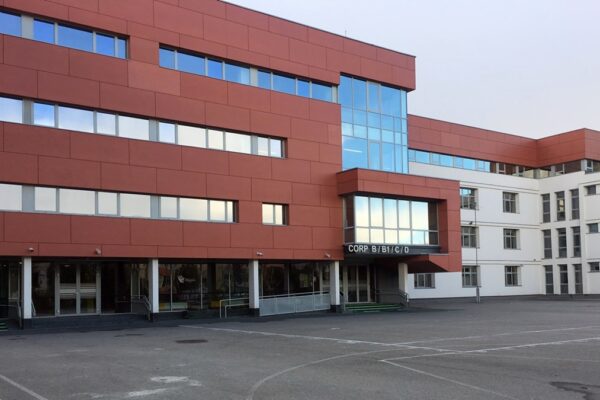 Revoltă la Școala Ion Agârbiceanu din Cluj Napoca. În toiul iernii, sute de copii au fost mutați forțat la altă școală