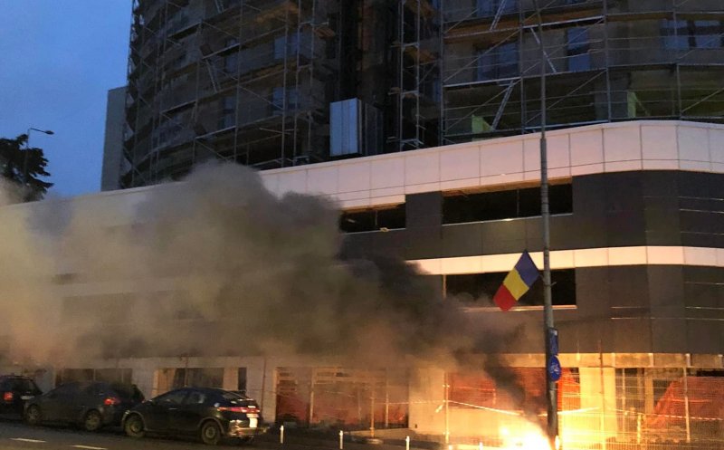 Un stâlp de iluminat public a luat foc pe Calea Florești. Pompierii au intervenit rapid