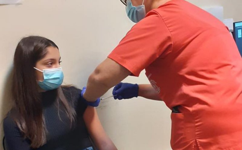 Tânără de 12 ani din Cluj-Napoca s-a vaccinat de ziua ei și a României pentru a da un exemplu de responsabilitate