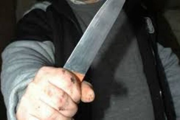 Tentativă de omor la Turda. Un bărbat l-a înjunghiat pe un altul în zona capului și a fugit de la locul faptei