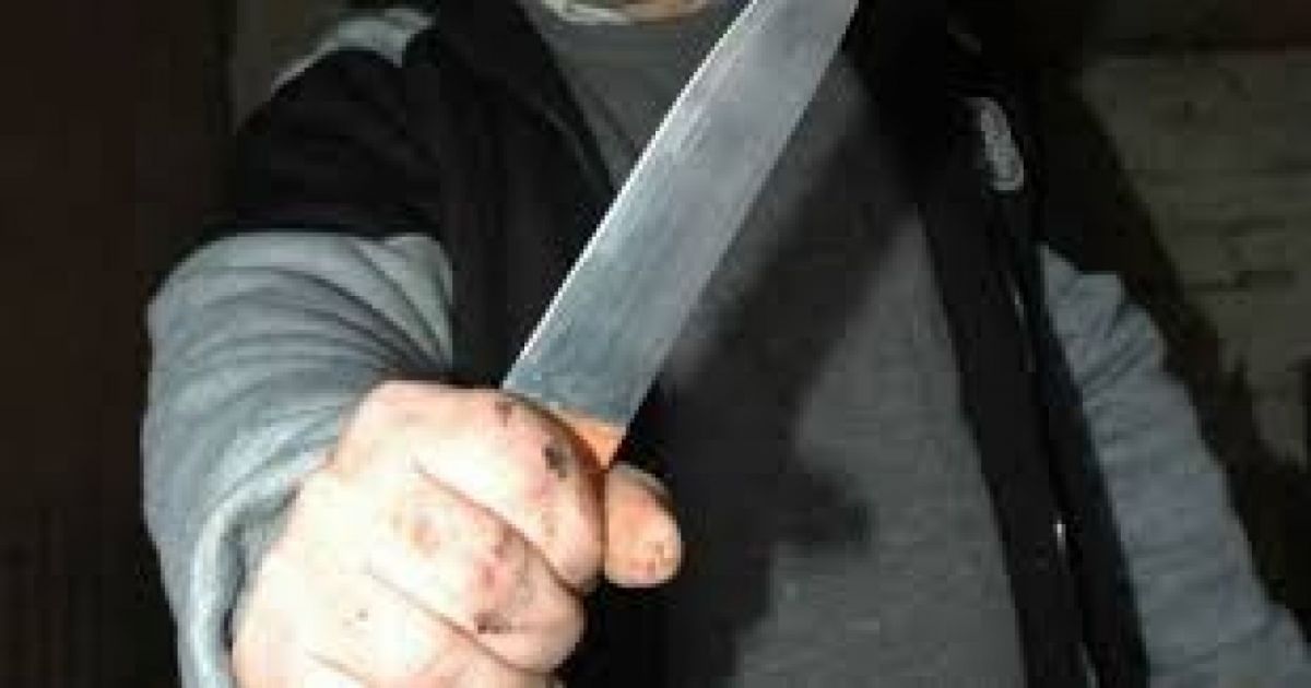 Tentativă de omor la Turda. Un bărbat l-a înjunghiat pe un altul în zona capului și a fugit de la locul faptei