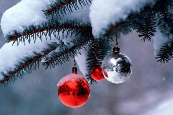 Românii vor avea un buget redus pentru Crăciun. Majoritatea își vor petrecere sărbătorile acasă