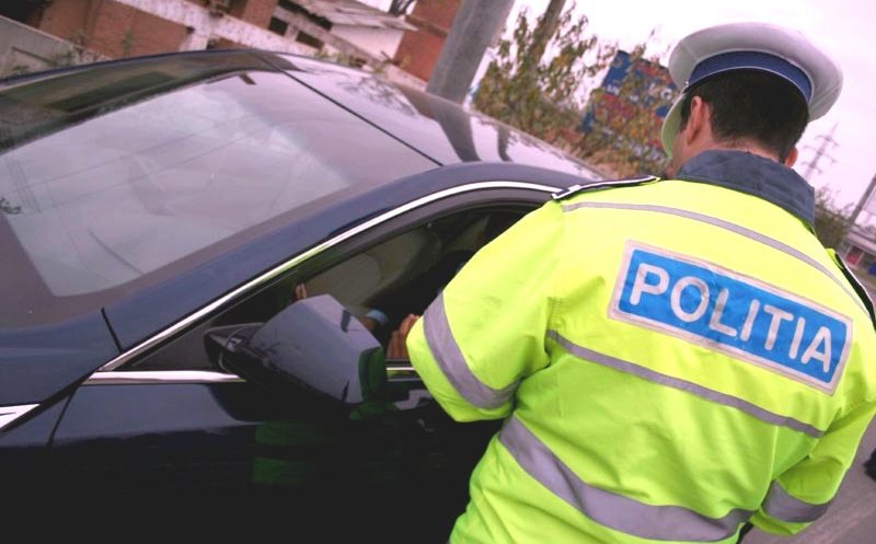 Tânăr reținut de poliție după ce a fost prins fără permis prin Huedin