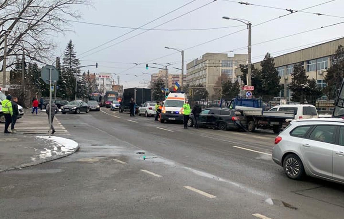 Accident grav pe Bulevardul Muncii. Cinci mașini sunt implicate. Traficul este blocat