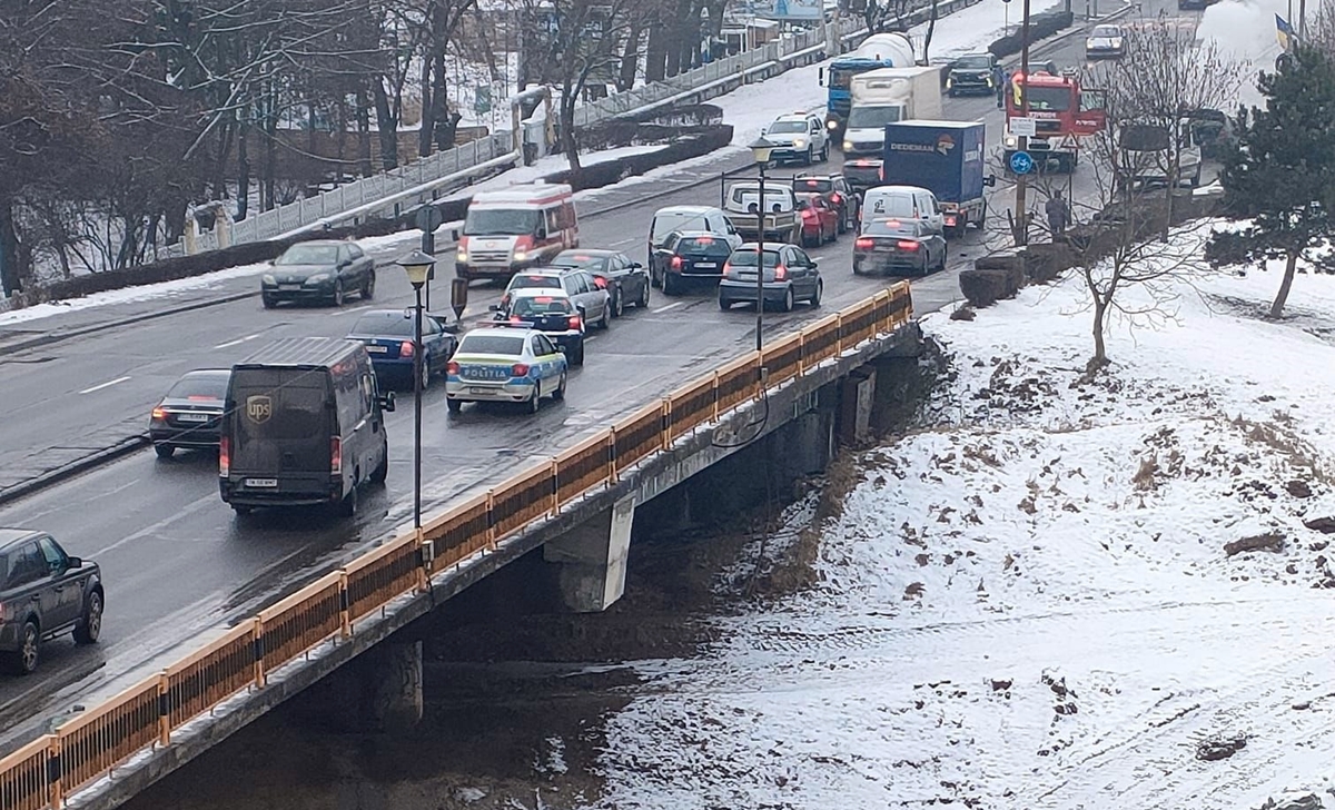 Un BMW Seria 5 s-a aprins lângă ștrandul Sun. Pompierii au fost la fața locului
