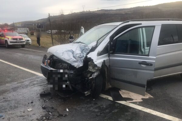 ACCIDENT între trei mașini la ieșire din Baciu. Două persoane rănite