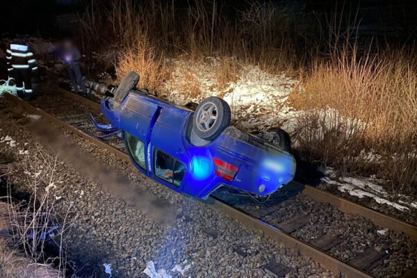 Traficul feroviar a fost oprit de urgență între Huedin și Oradea. Motivul: accident provocat de un șofer inconștient de doar 16 ani