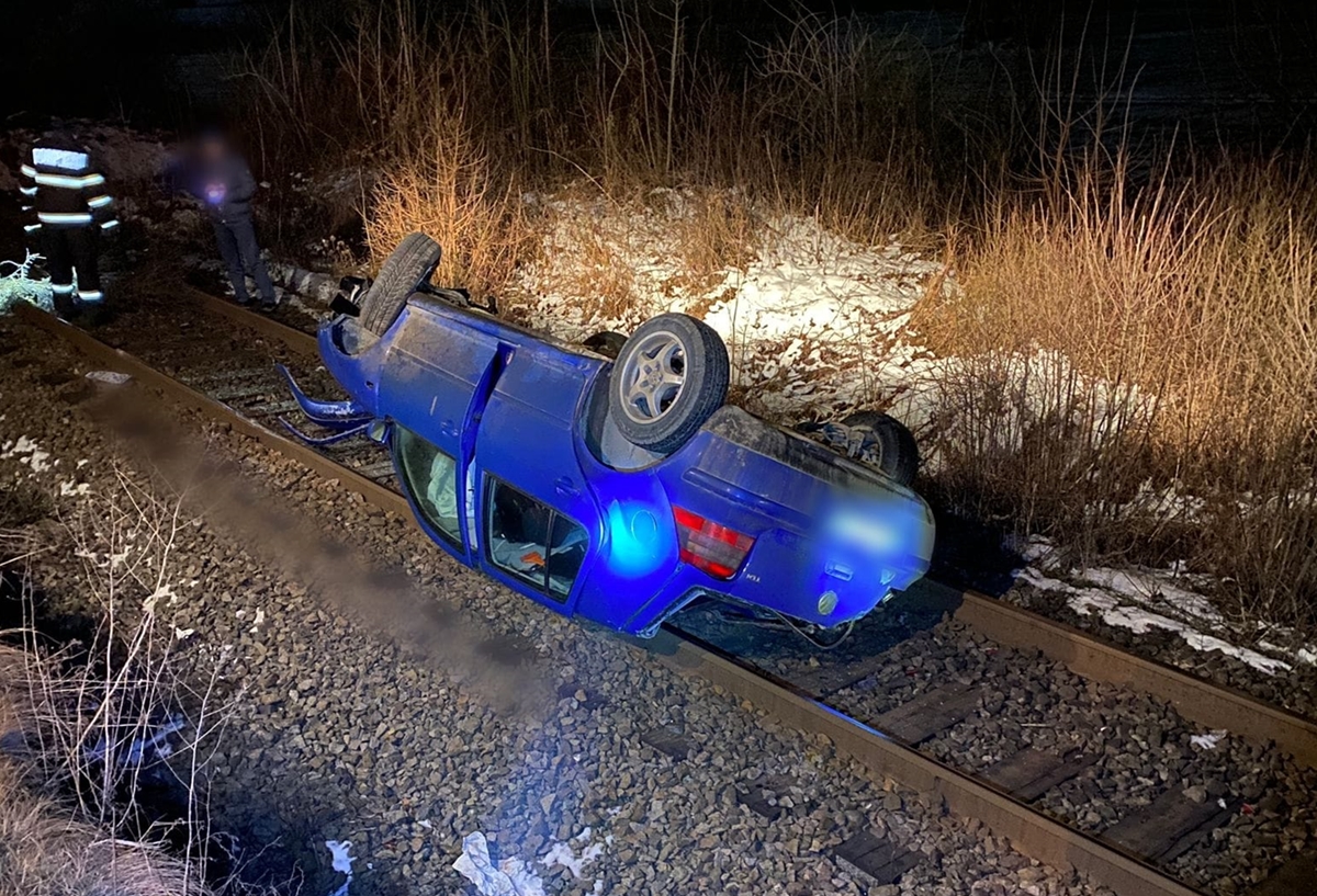 Traficul feroviar a fost oprit de urgență între Huedin și Oradea. Motivul: accident provocat de un șofer inconștient de doar 16 ani