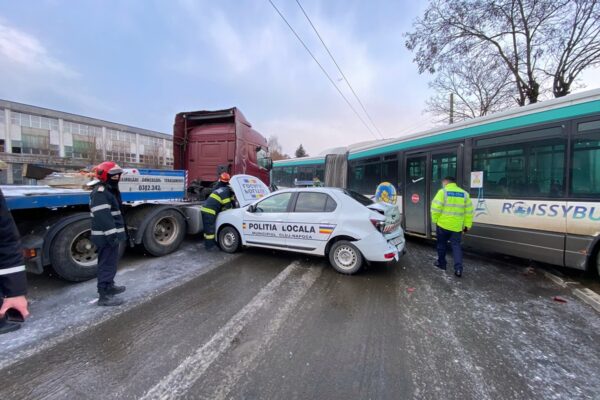 Mașină a Poliției Locale Cluj implicată într-un accident pe Bulevardul Muncii. Nu s-a acționat împotriva poleiului