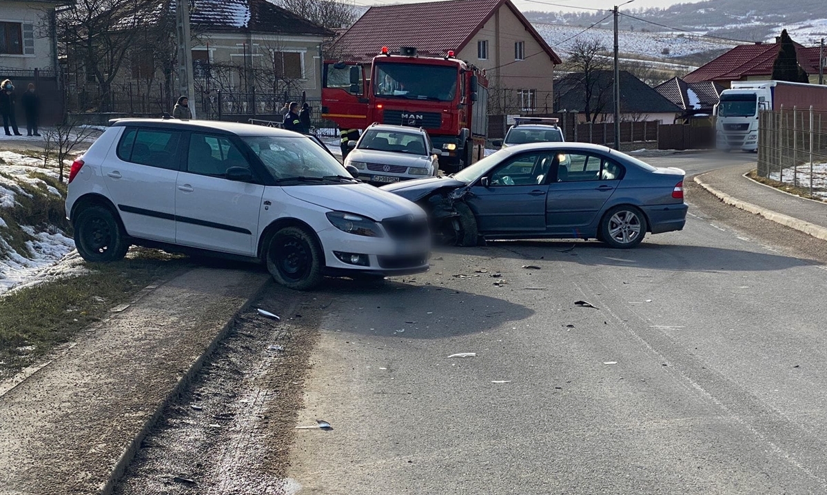 Un șmecher de 19 ani, cu un BMW a trimis o fetiță direct la spital. Era atent la telefon