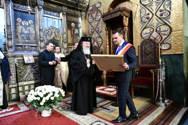 Mitropolitul Clujului a împlinit 73 de ani. A fost așteptat de o imensă surpriză în Catedrala Mitrpolitană