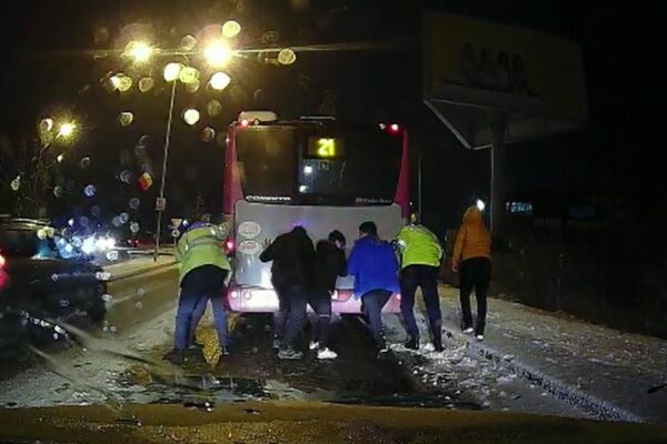 Poleiul de luni seara a făcut ravagii în „orașul de cinci stele”. Polițiștii au ajuns să împingă autobuzele lui Boc – VIDEO