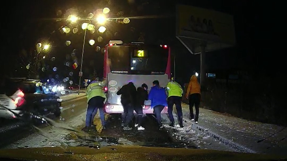 Poleiul de luni seara a făcut ravagii în „orașul de cinci stele”. Polițiștii au ajuns să împingă autobuzele lui Boc – VIDEO