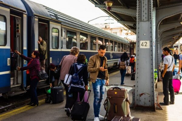 Cu trenul la Paris. Cât costă un bilet de tren de la Cluj până în capitala Franței