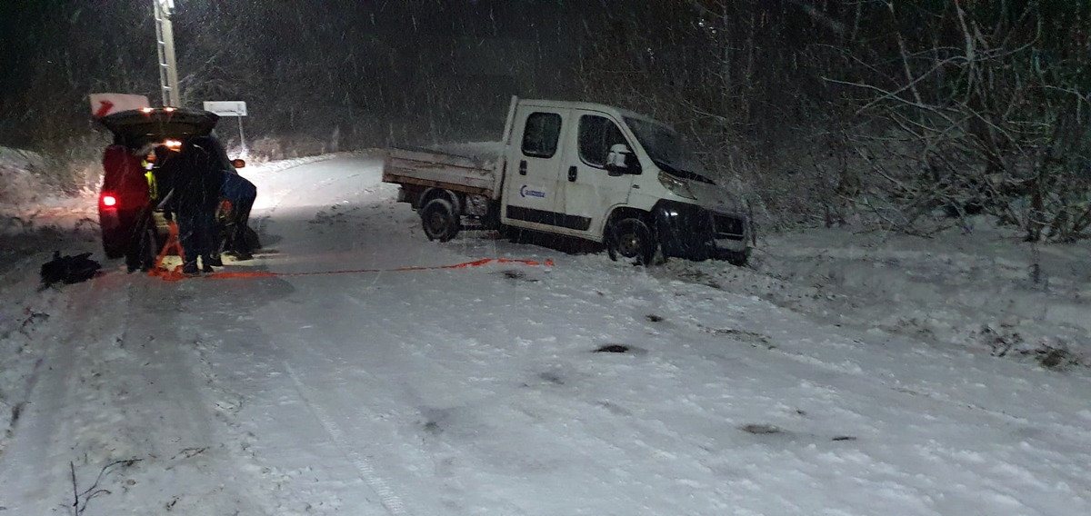 Drumurile județene din Chinteni sunt blocate de zăpadă. Un autobuz al CTP a fost abandonat în mijlocul drumului