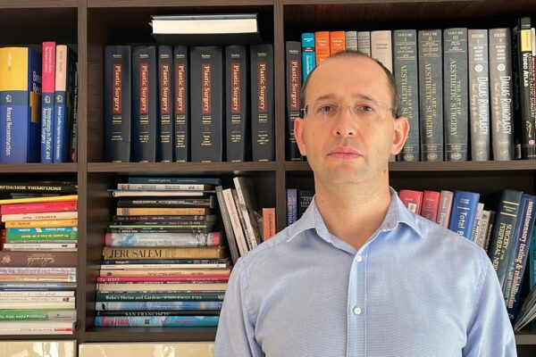 Interviu cu medicul de elită care a fost forțat să demisioneze de la Spitalul Județean Cluj. ”În ultima lună mi-au trimis 30 de adrese ca să mă hărțuiască”