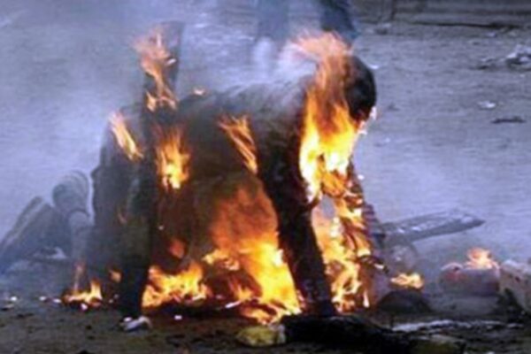 Și-a incendiat tatăl pentru două piese de mobilier. Atacatorul a fost arestat preventiv de judecătorii de la Tribunalul Cluj