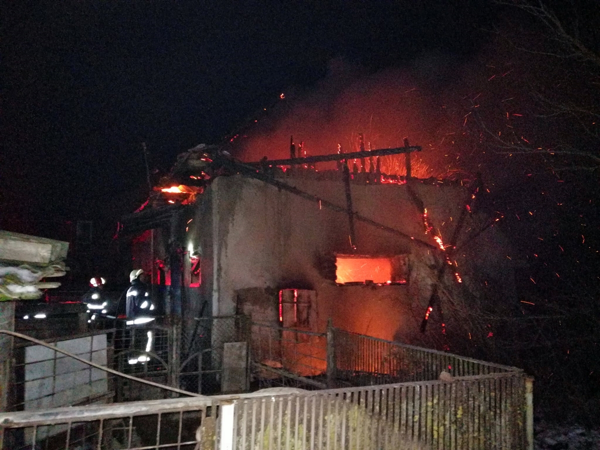 Incendiu la Răscruci. Pompierii s-au luptat mai bine de o oră cu flăcările