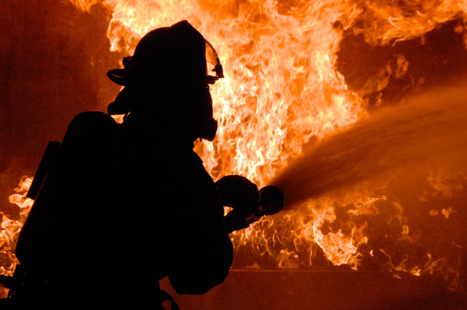 Femeie de 70 ani salvatată de pompierii clujeni dintr-un incendiu la Dângău Mic