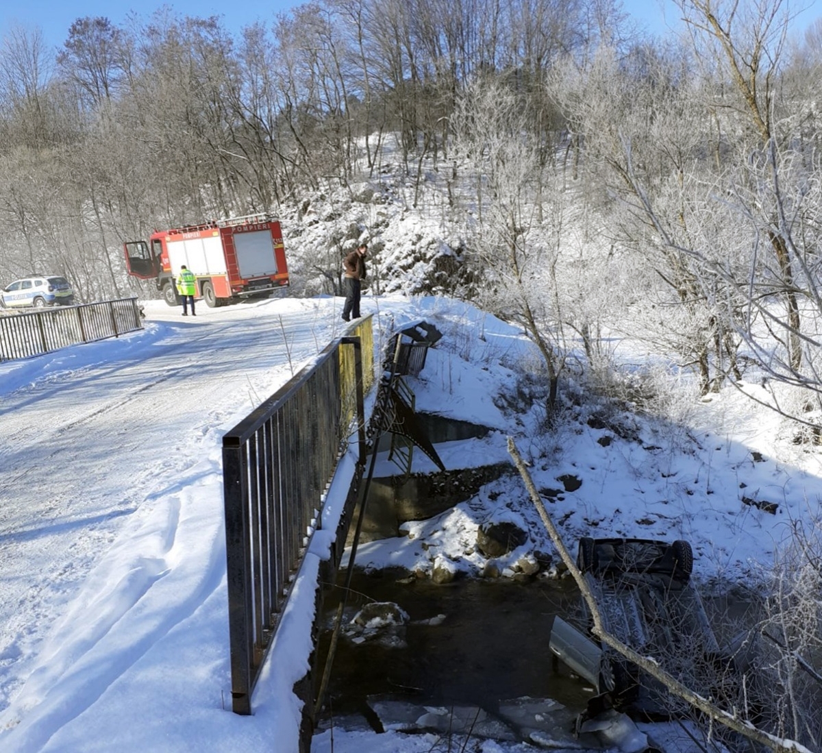 A căzut cu mașina de la cinci metri. A ajuns în apele înghețate ale a unui pârâu de munte.